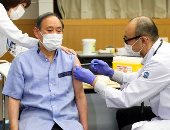 رئيس وزراء اليابان يتلقى الجرعة الأولى من لقاح كورونا