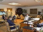 محافظ أسيوط يبحث مع وفد من مجلس الوزراء وشباب حياة كريمة تنفيذ المشروعات