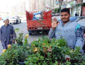 "محمد" يقهر الظروف ويعول أسرة من 5 أفراد ببيع الورد فى أسيوط.. صور