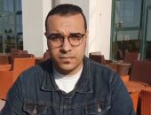 طالب أصول الدين يستعير حناجر كبار القراء ويبدع فى تلاوة القرآن.. لايف