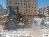 رفع 150 طن مخلفات من أراضى فضاء بهضبة الأهرام وحملات لضبط التوك توك.. صور