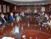 محافظ الأقصر يعرض ما تم تنفيذه بمبادرة حياة كريمة لتطوير قرى إسنا وأرمنت