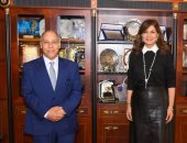 وزيرة الهجرة تستقبل مواطنا مصريا أنقذ سكان مبنى بميلانو من حريق كبير