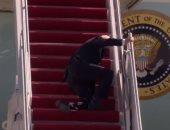 بايدن يتعثر 3 مرات أثناء صعوده الطائرة الرئاسية.. والبيت الأبيض يعلق.. فيديو