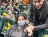 الأم المثالية بالأقصر.. "هناء" 27 سنة كفاح مع أبنائها فأصبحا طبيبين