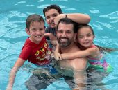 دونالد ترامب الابن يستقبل الربيع باللعب مع أبنائه فى حمام السباحة.. صور