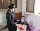 الشرطة النسائية تقدم الهدايا للأمهات بدور رعاية المسنات في عيد ست الحبايب