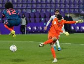 ياسين بونو يدخل تاريخ إشبيلية بعد هدفه في بلد الوليد بالدوري الإسباني.. فيديو