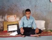 الكفيف المبدع.. صوت ماسي في قراءة القرآن وهكذا يرد الجميل لأمه المكافحة