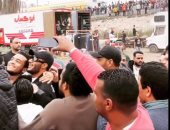 الجماهير تلتف حول محمد رمضان أثناء تصوير أحد مشاهد مسلسل موسى بالإسكندرية.. فيديو