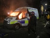 إصابة شرطيين وإضرام النار بسارتين في احتجاجات بريطانيا على قانون الشرطة.. صور