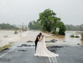 عروسان يتحديان فيضانات أستراليا باستخدام هليكوبتر لإتمام حفل الزفاف.. صور