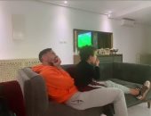 علي معلول يستغل التوقف الدولى فى قضاء الوقت مع ابنه.. صور