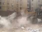 محافظة الجيزة ترفع 70 طن مخلفات من حدائق الأهرام.. صور