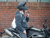 توم هاردى على دراجته النارية فى شوارع لندن.. صور