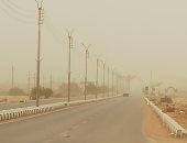عواصف ترابية تضرب الوادى الجديد وتحجب الرؤية على الطرق السريعة.. فيديو وصور