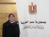 مش من فراغ.. الحاجة سميرة الأم المثالية ببورسعيد.. تعول ابنة من ذوى الاحتياجات الخاصة.. أصيبت بالسرطان وتغلبت عليه.. وقفت بجوار زوجها بعد إصابته بعجز فى العمود الفقري.. وحققت حلمها بلقاء الرئيس.. فيديو وصور