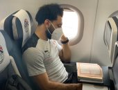 شاهد.. محمد صلاح يقرأ القرآن قبل إقلاع طائرة المنتخب إلى كينيا