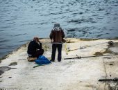 إسلام يشارك فى جلسة تصوير لصيادين بمنطقة البحيرات المالحة بالإسكندرية