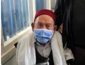تطعيم معمر تونسى يبلغ 102 عام بأول جرعة من لقاح "فايزر" المضاد لكورونا