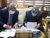 محافظ المنيا يوقع اتفاقا لتطوير مشروع عنابر تربية الدواجن ومصنع الأعلاف