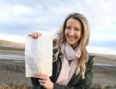 عودة رسالة عمرها 27عاما لامرأة اسكتلندية كتبتها وألقتها بالبحر..حكايتها إيه 