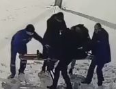 طفل ينجو بعد سقوطه من الدور 12 على الثلوج فى روسيا.. فيديو وصور