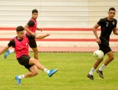 نبيه يعرض علي كارتيرون تقرير عن لاعبي الزمالك .. وبن شرقي يتألق بالمران