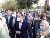 رئيس الوزراء يصل مستشفى سوهاج التعليمى لزيارة مصابى حادث القطارين 