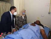 رئيس الوزراء يصل سوهاج ويزور مصابى حادث القطارين بالمستشفيات