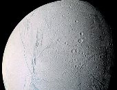 علماء يكتشفون وجود محيطات مائية فوق قمر إنسيلادوس التابع لكوكب زحل