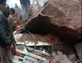 سائق ينجو من الموت بأعجوبة بعد سقوط صخرة ضخمة على سيارته فى باكستان.. صور