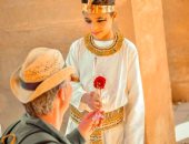 "الفرعون الصغير".. "أمير" يدعم السياحة بجلسة تصوير في معبد الكرنك بالأقصر