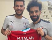 أحمد أيمن منصور ينشر صورة له مع محمد صلاح أثناء إهدائه تيشرته فى ليفربول