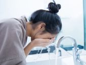 عادات خاطئة عند غسيل الوجه ابتعد عنها.. أبرزها استخدام الماء الساخن