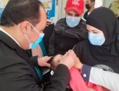 وكيل صحة بورسعيد يُطعم طفلا مع انطلاق المرحلة الثانية للحملة ضد شلل الأطفال
