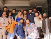 نجوم "بين السما والأرض" يجتمعون فى صورة جديدة من كواليس المسلسل