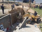 حملة مكبرة لإزالة التعديات على النهر بحلوان.. صور