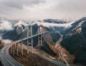 جسر معلق فى الصين يمزج بين عظمة البناء وسحر الطبيعة الجبلية الخلابة.. صور