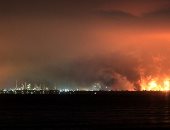 صور.. حريق ضخم في مصفاة بالونجان النفطية بإندونيسيا