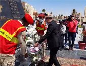 محافظ أسوان يضع أكاليل الزهور على النصب التذكارى فى يوم الشهيد .. فيديو لايف