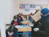 توزيع التغذية المدرسية على طلاب الثانى الإعدادى أثناء أداء الامتحان المجمع.. صور