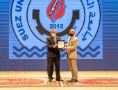 جامعة السويس تكرّم أسر الشهداء من الجيش والشرطة 