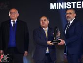 تكريم الدكتور محمد معيط وزير المالية خلال احتفالية bt100