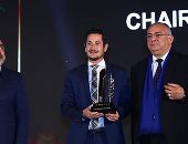 تكريم جمال السادات رئيس مجلس الأعمال المصري الإماراتي باحتفالية bt100