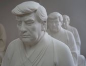 "ملك أعرف كل شىء".. تمثال ترامب المتأمل يطل على العالم من ورشة نحات صينى