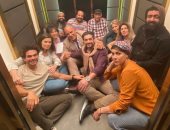 هانى سلامة وماندو العدل مع نجوم "بين السما والأرض" فى صورة من اللوكيشن 