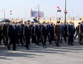 فيديو.. الرئيس السيسى يتقدم الجنازة العسكرية للدكتور كمال الجنزورى