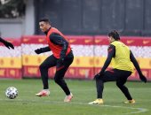 مصطفى محمد يشارك في تدريبات جالاتا سراي ليؤكد عدم إصابته بكورونا.. صور