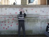 سكان لندن يرسمون جدارية عليها 150 ألف قلب لإحياء ذكرى ضحايا كورونا.. صور